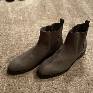 New Men’s Guess Gray Suede Boots Size 9